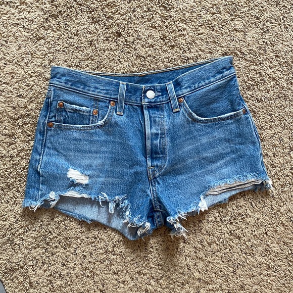 Womens 501 Levi shorts size 26 - Picture 1 of 2